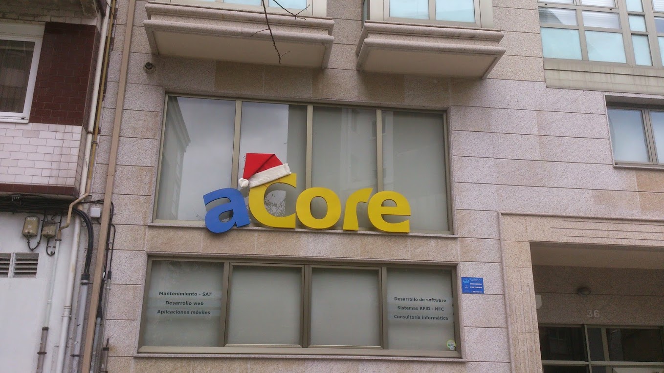 Imagen de gorro de Papá Noel sobre cartel de aCore